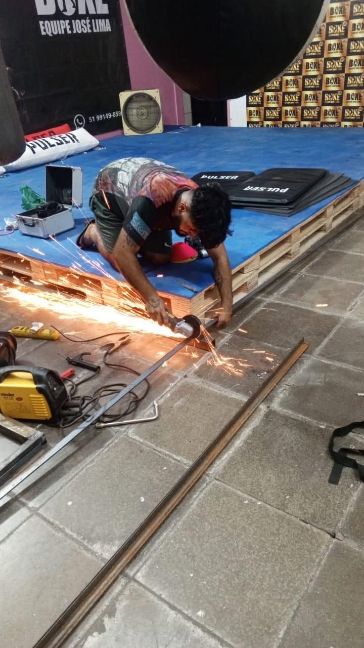 Jorge Mexicano cortando ferro para construir o ringue