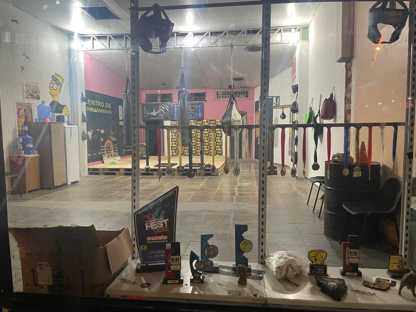 Vitrine de troféus e medalhas da equipe